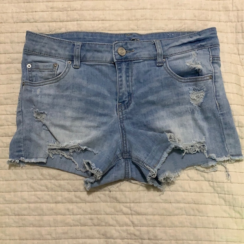 Insanely soft women’s distressed jean shorts-EUC